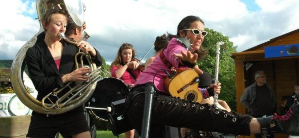 Fanfare rock dans les établissements 